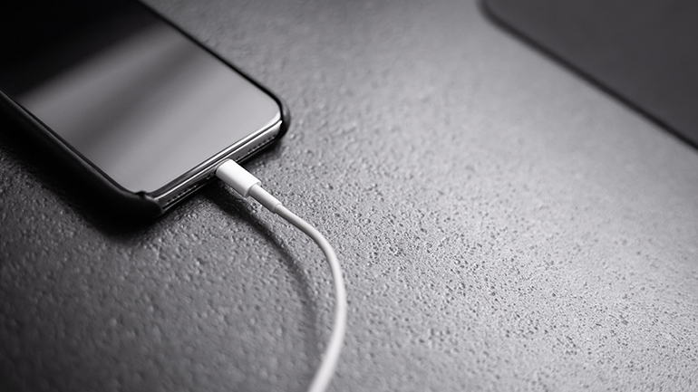 Η ΕΕ συνεχίζει να πιέζει για κοινούς φορτιστές USB-C