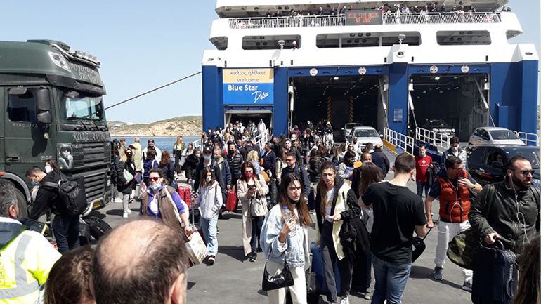 Πάρος: Μ. Παρασκευή με εικόνες… Δεκαπενταύγουστου στο λιμάνι!