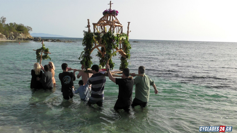 Νάξος: Με δέος και συγκίνηση η ξεχωριστή περιφορά του Επιταφίου μέσα στη θάλασσα