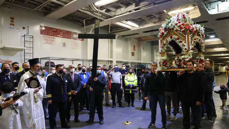 Χίος: Η περιφορά του Επιταφίου στο πλοίο Διαγόρας