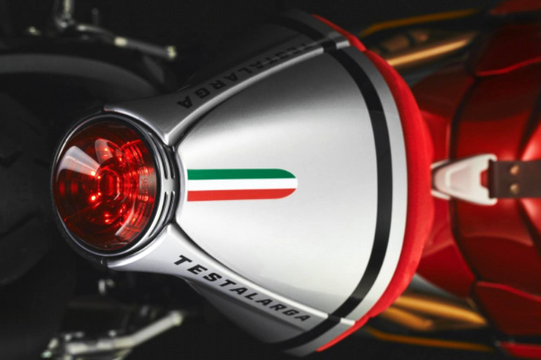 Στην ουρά δεσπόζει η ιταλική σημαία και το λογότυπο Testalarga.