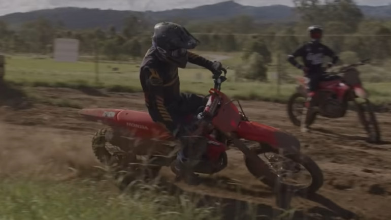 Ο Casey Stoner οδηγεί μετά από 6 χρόνια motocross