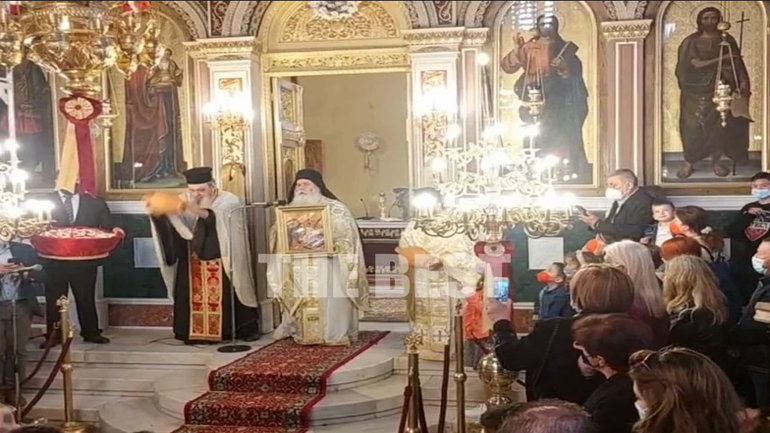 Πάτρα: Πρώτη Ανάσταση στον Άγιο Δημήτριο με ροδοπέταλα και σπάσιμο μπότηδων