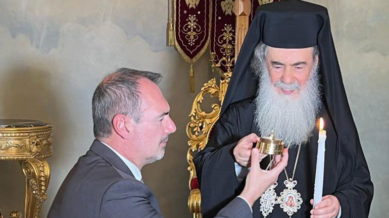 Παρέλαβε το Άγιο Φως ο ΥΦΥΠΕΞ Α. Κατσανιώτης