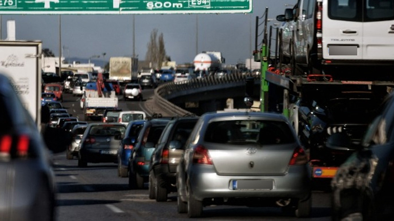 Παραμένουν οι καθυστερήσεις στην Αθηνών-Κορίνθου λόγω ανατροπής φορτηγού