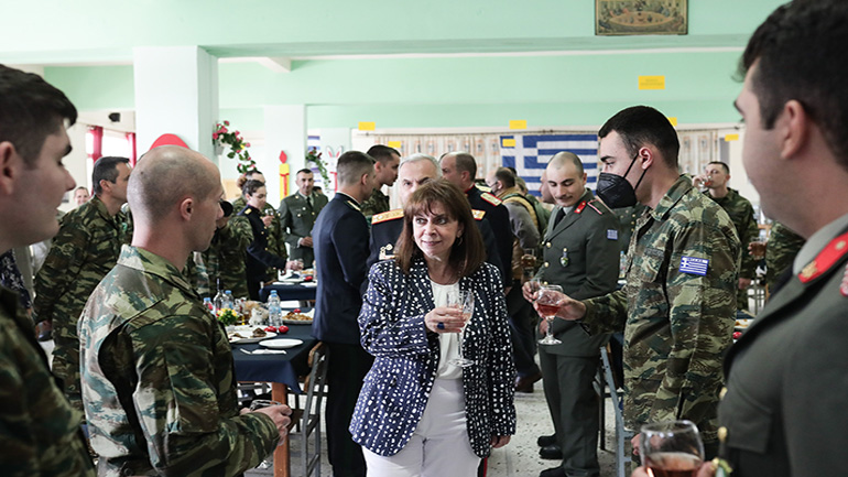 Σακελλαροπούλου: Αισιοδοξία για το μέλλον από το υψηλό φρόνημα των Ενόπλων Δυνάμεων