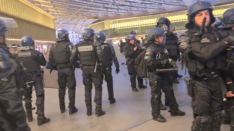 Η αστυνομία εκτόξευσε δακρυγόνα σε διαδηλωτές που διαμαρτύρονταν για την επανεκλογή του Μακρόν