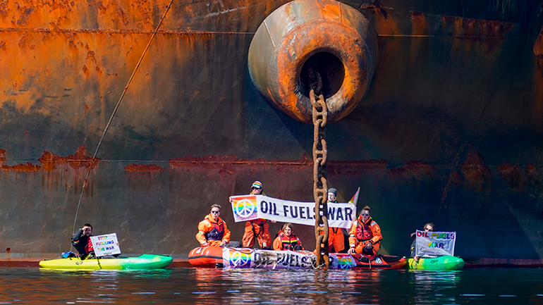 Νορβηγία: Ακτιβιστές της Greenpeace αλυσοδέθηκαν σε ρωσικό πετρελαιοφόρο