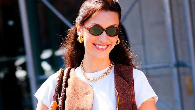 Η Bella Hadid μας δείχνει πώς να φορέσουμε το γιλέκο σαν top αυτή τη σεζόν