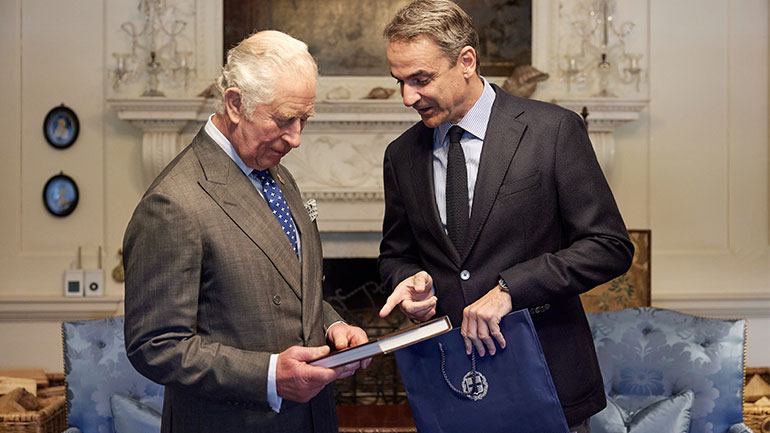 Κ. Μητσοτάκης: Ξεναγήθηκε από τον πρίγκιπα Κάρολο στο κτήμα Dumfries στη Σκωτία