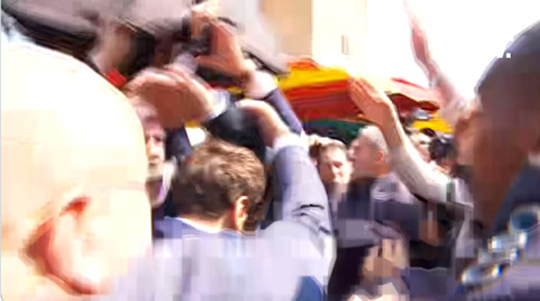 Έριξαν ντομάτες στον Μακρόν κατά τη διάρκεια εμφάνισής του σε λαϊκή αγορά Έριξαν ντομάτες στον Μακρόν κατά τη διάρκεια εμφάνισής του σε λαϊκή αγορά