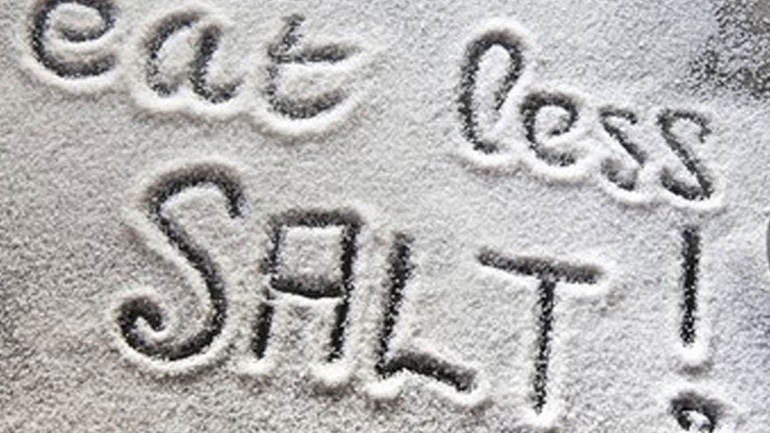 Μήπως τελικά το λίγο αλάτι μας κάνει κακό; Τα στοιχεία λένε όχι