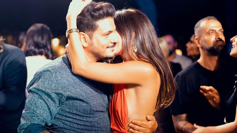 Stan: H δημόσια ερωτική εξομολόγηση στην καλλονή σύντροφό του