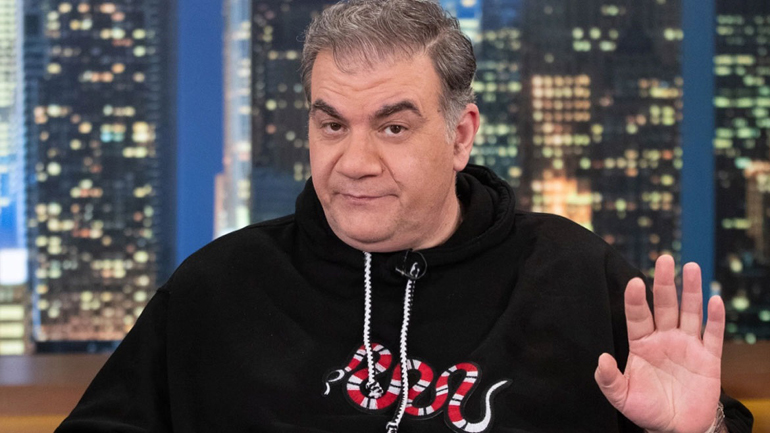 Ο Δημήτρης Σταρόβας απαντά για τις αντιδράσεις για το Super Mammy: «Ας μας πει κάποιος ποιο είναι το χιούμορ του 2022»