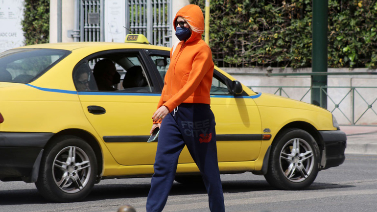 Τζένη Μπαλατσινού: Βόλτα στην Αθήνα με μία από τις κορυφαίες τάσεις της σεζόν