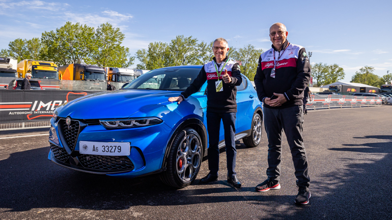 Η γρήγορη βόλτα του Carlos Tavares στην πίστα της Imola με την νέα Alfa Romeo Tonale