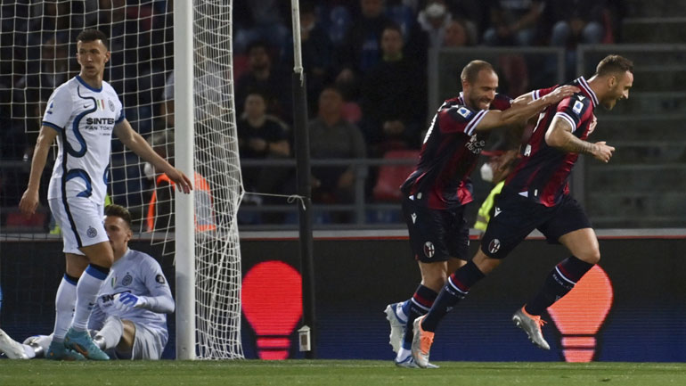 Ιταλία: Ήττα-σοκ της Ίντερ από την Μπολόνια, «αγκαλιά» με τον τίτλο η Μίλαν