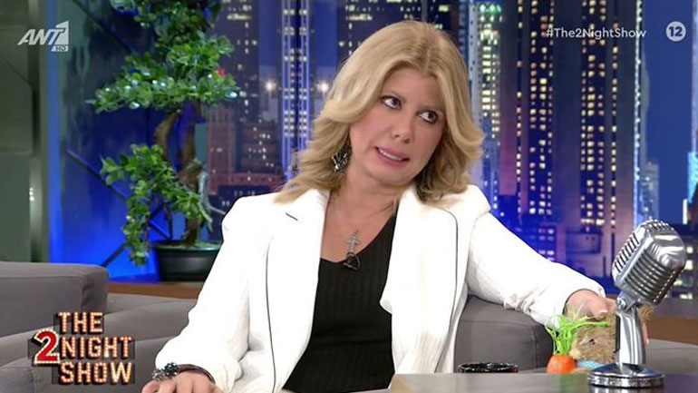 Η Ζήνα Κουτσελίνη εξομολογείται: «Ο πατέρας μου μαχαίρωσε με φαλτσέτα τη μάνα μου…»