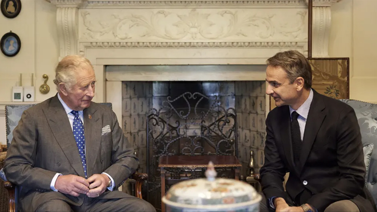 Το… τιτίβισμα του πρίγκιπα Καρόλου μετά τη συνάντηση με τον Κ. Μητσοτάκη