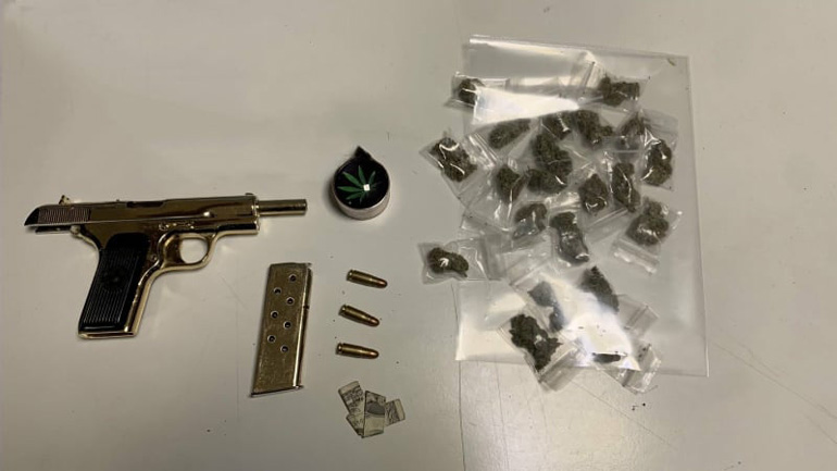 Αθήνα: Συνελήφθη 20χρονος με 22 συσκευασίες κάνναβης και πιστόλι