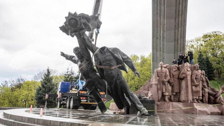 Κατεδαφίστηκε μνημείο για τη ρωσο-ουκρανική φιλία στο Κίεβο