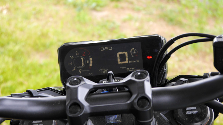 LCD οθόνη πληροφοριών με πολλές ενδείξεις σε μαύρο φόντο.