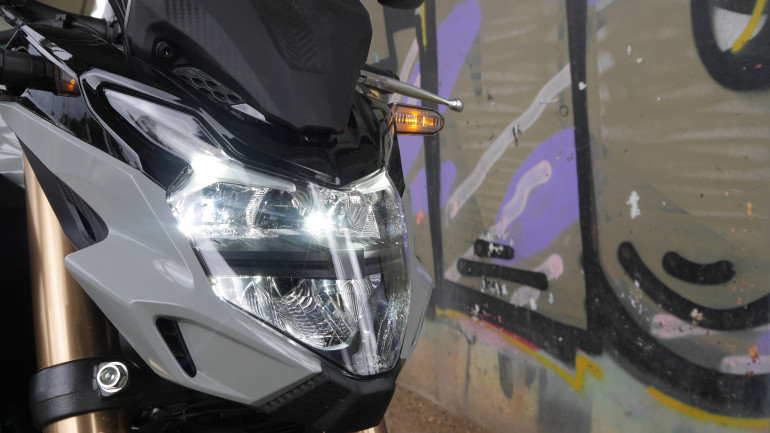 Νέο LED φωτιστικό σώμα εμπρός.