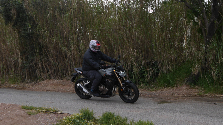 Παρά την αλλαγή στη γεωμετρία η μοτοσικλέτα παραμένει φιλική και άνετη.