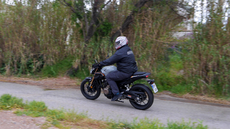 Πολύ διασκεδαστικό, εμπνέει εμπιστοσύνη στον αναβάτη να οδηγήσει σβέλτα.