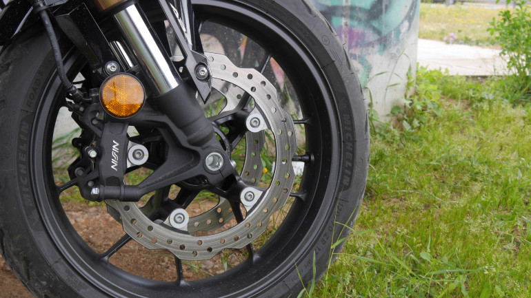 Άφθονη δύναμη από τα φρένα με ισορροπημένη προοδευτικότητα και αίσθηση στη μανέτα.