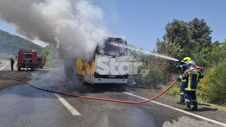 Λεωφορείο τυλίχθηκε στις φλόγες στον Μπράλο – Σώοι οι 30 επιβάτες