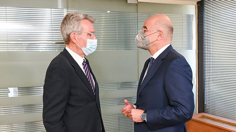 Αποχαιρετιστήριο γεύμα παρέθεσε ο Ν. Δένδιας στον απερχόμενο Αμερικανό πρέσβη