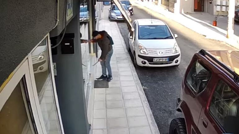 Θεσσαλονίκη: «Μπουκάρει» σε καταστήματα χωρίς να κρύβει το πρόσωπό του και κλέβει ανενόχλητος