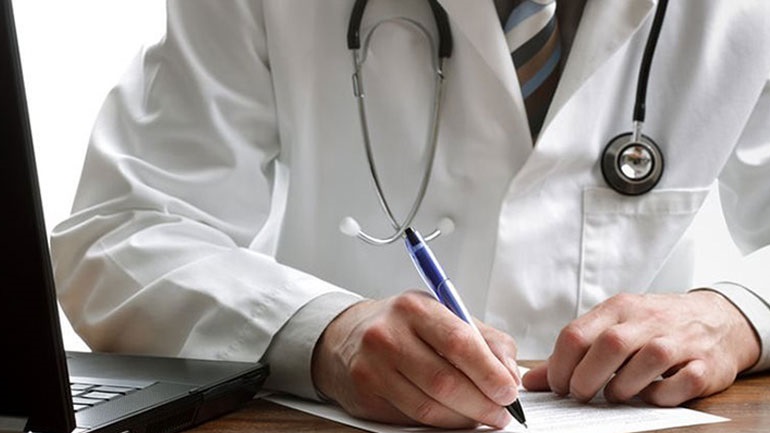 Σε ισχύ από 1η Ιουνίου η συνταγογράφηση ανασφαλίστων μόνο από ιατρούς δημόσιων δομών