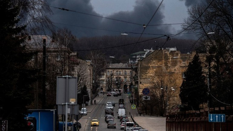 Δέκα τραυματίες από τους ρωσικούς βομβαρδισμούς στο Κίεβο