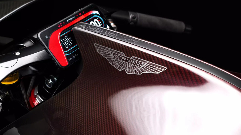 Carbon, δέρμα και κορυφαία υλικά παντού.