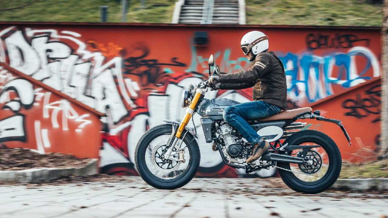 Πολύ καλά περιφερειακά και άνετη θέση οδήγησης.