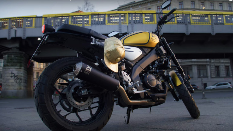 Κρεμασμένο στο πλάι το χρυσό καπελάκι του Onkel.