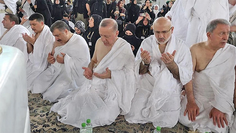 Ο Ερντογάν προσεύχεται στο ιερό τέμενος της Μέκκας