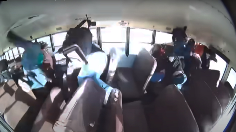 Οδηγός έκανε κόντρες και τράκαρε σχολικό – Τρόμος από τα εσωτερικά πλάνα του οχήματος