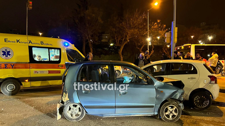 Θεσσαλονίκη: Αυτοκίνητο «καρφώθηκε» σε λεωφορείο του ΟΑΣΘ – Εγκλωβίστηκε ο οδηγός