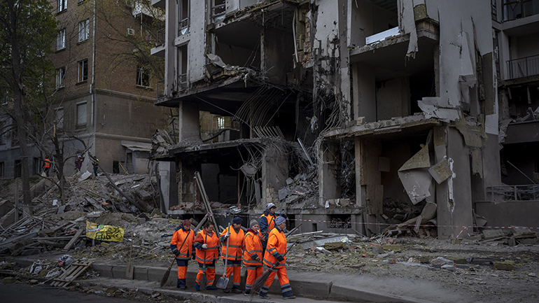 Βρετανία: Το Λονδίνο στέλνει στην Ουκρανία εμπειρογνώμονες για εγκλήματα πολέμου