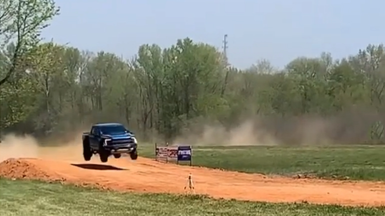 Το Ford F-150 Raptor άντεξε το άλμα, ο οδηγός όμως όχι