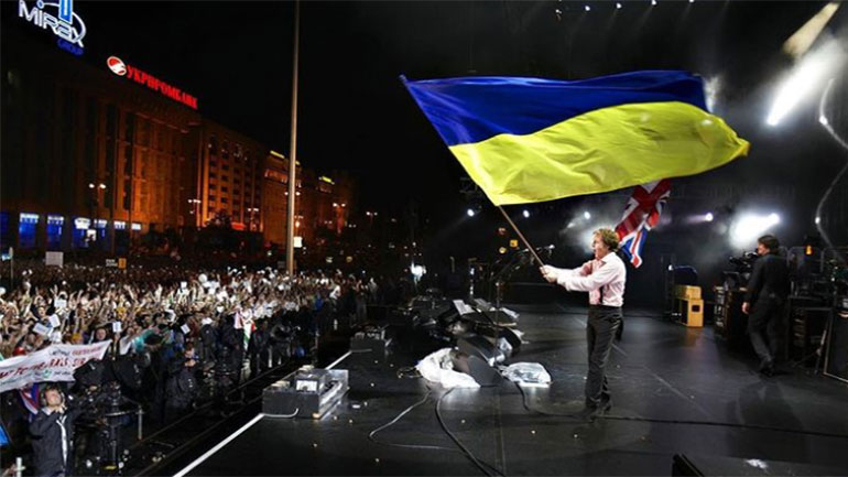 Ο Πολ ΜακΚάρτνεϊ εμφανίστηκε με τη σημαία της Ουκρανίας στην πρώτη συναυλία του για το 2022