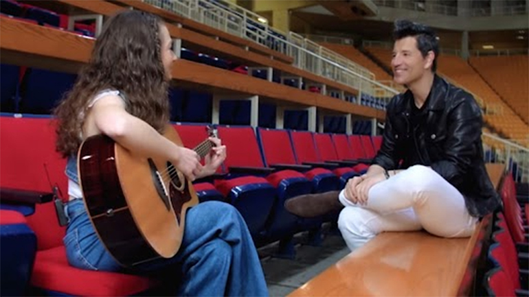 Ο Σάκης Ρουβάς και η Αμάντα Γεωργιάδη τραγουδούν το «This is our night»!