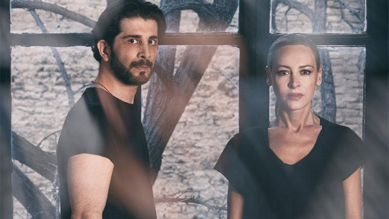 «Backpack» σε σκηνοθεσία Άννας-Μαρίας Παπαχαραλάμπους, με τη Φαίη Ξυλά και τον Χρήστο Σπανό στο Θέατρο 104