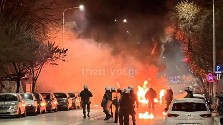 Θεσσαλονίκη: Επίθεση με μολότοφ σε αστυνομικούς έξω από το ΑΠΘ