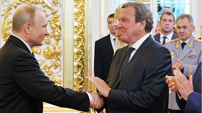 Η Γερμανική κυβέρνηση θα αφαιρέσει προνόμια από τον Σρέντερ λόγω… Πούτιν