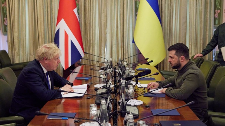 Ο Τζόνσον είπε στον Ζελένσκι ότι είναι πιο προσηλωμένος από ποτέ στην ενίσχυση της Ουκρανίας