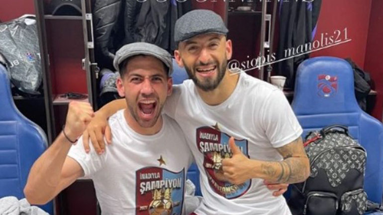 Μπακασέτας – Σιώπης: Η πανηγυρική φωτογραφία τους στα αποδυτήρια της Τράμπζονσπορ